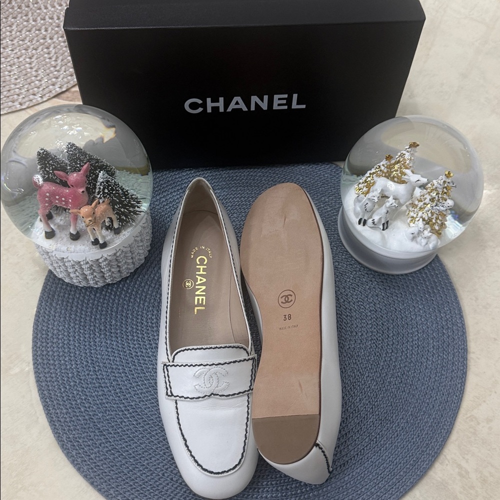 CHANEL White / Ivory and Black Trim Loafers - Picture 4 of 8
